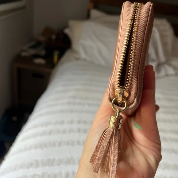 Authentic Gucci- Metallic Pebbled Calfskin SoHo Zip Around Leather Wallet - Picture 5 of 8